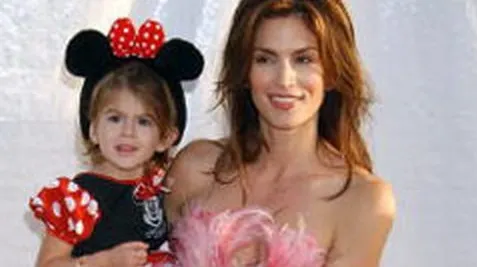 Cindy Crawford, ameninţată că o fotografie \"sexy\" cu fiica ei va fi vândută