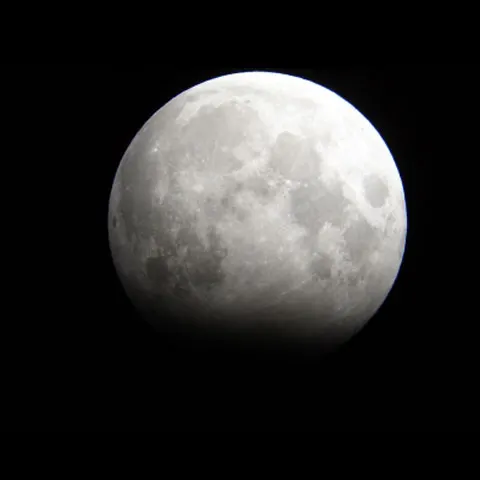 Cantităţi importante de apă au fost descoperite pe Lună