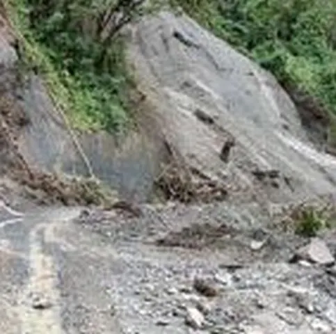 Trafic îngreunat pe Clisura Dunării, din cauza căderilor de piatră 