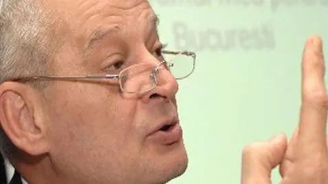 Oprescu atacă: \"Sunt unii care au un neuron în cap, unul în fund, unul în picior, doar că toţi cei trei neuroni sunt deranjaţi\"