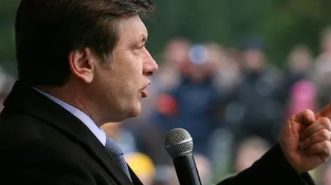 Antonescu către Băsescu: A fi bibliotecar nu înseamnă să fii un fel de boschetar