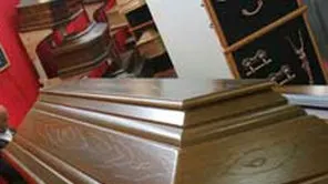 Un bărbat din Craiova a adus coşciugul cu logodnica moartă în bar