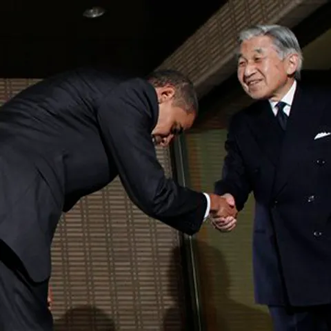 Plecăciunea lui Obama în faţa împăratului Japoniei, criticată în SUA. Cum comentaţi? - VEZI VIDEO
