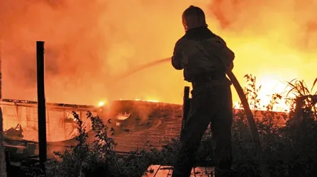 O casă din judeţul Arad a fost cuprinsă de flăcări