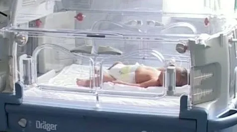 Bebeluşul ars la maternitatea Bucur nu trebuia băgat la incubator, susţin medicii 