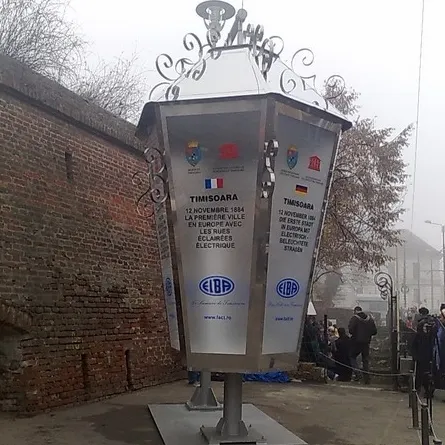 O lampă uriaşă a fost inaugurată la Timişoara