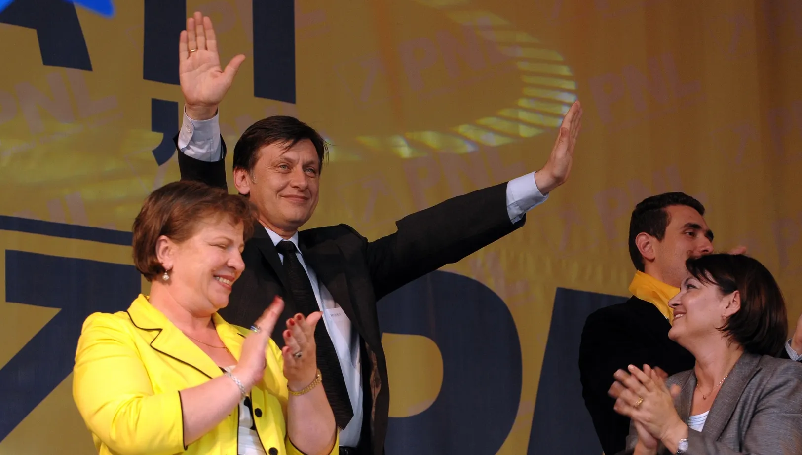 Liberalii acuză fraude electorale în Italia, dar şi în secţiile speciale din ţară