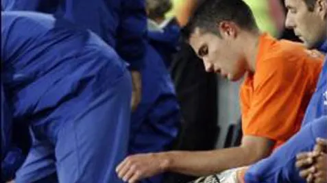 VIDEO / Van Persie se tratează la o femeie-vraci! Starul lui Arsenal, masat cu placentă de cal
