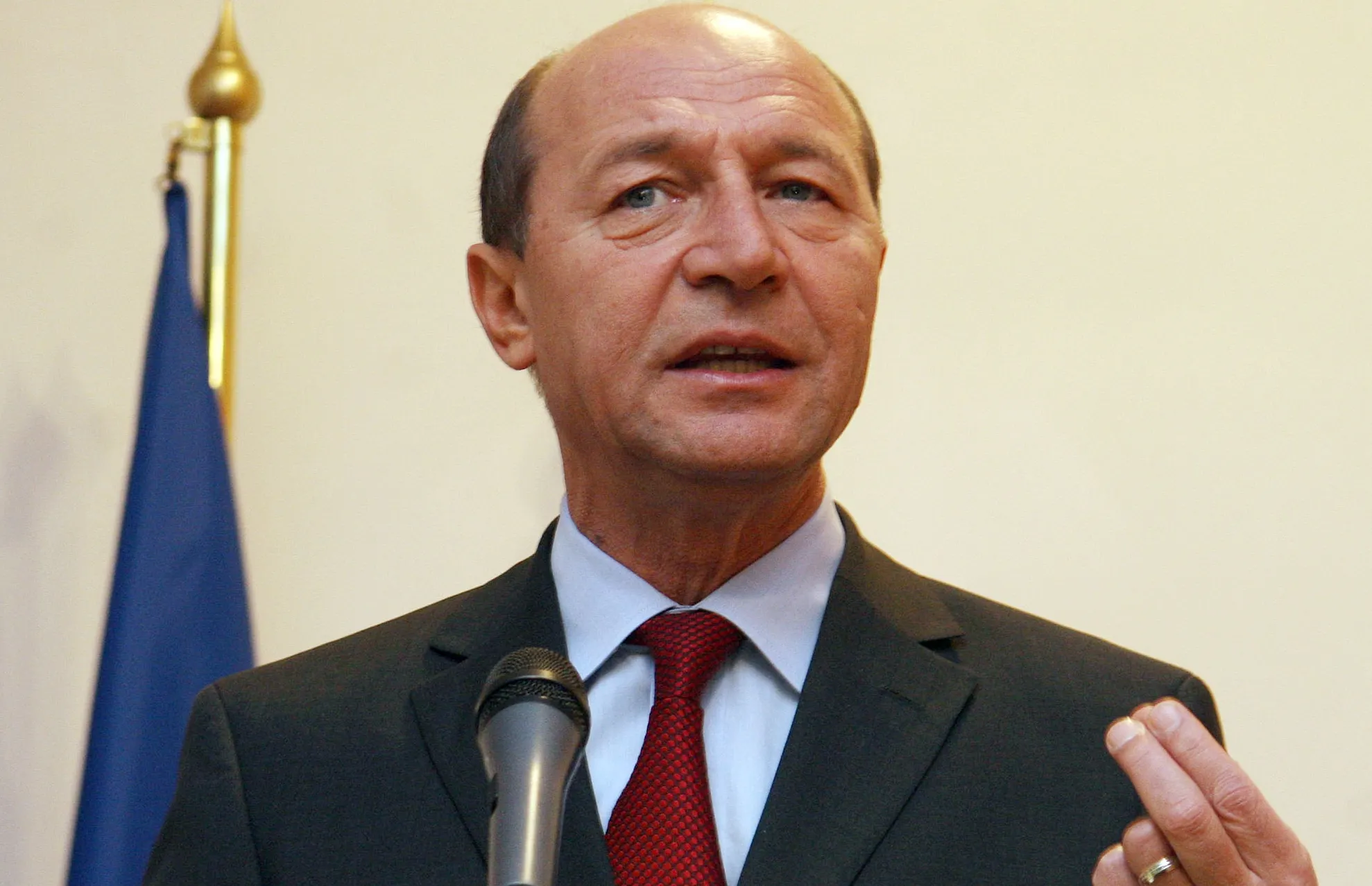 Băsescu se gândeşte să nominalizeze un premier \"pe placul PNL\"