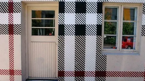 Prima casă zugrăvită în stil Burberry