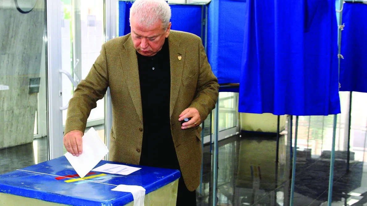 Prezenţa la vot la alegerile de duminică a fost mai mică cu cinci procente faţă de turul întâi din 2004