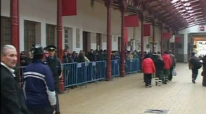 Coadă la vot: BEC va mări numărul cabinelor de vot din Gara de Nord