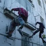 Un bărbat din Braşov a căzut de pe un bloc în timp ce lucra pe acoperiş