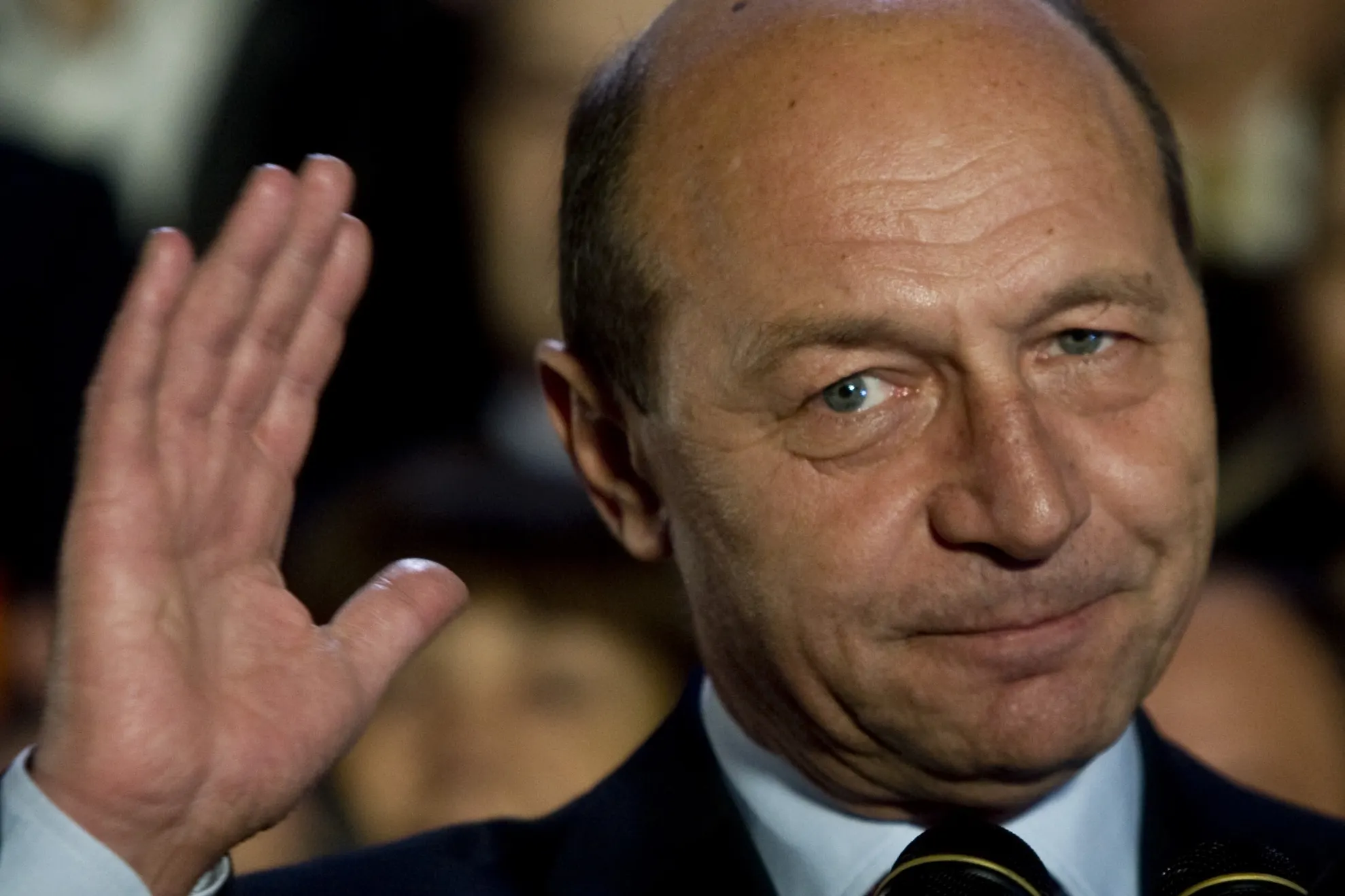 Băsescu despre Antonescu: Speriat de reuşita referendumului, a găsit un loc în braţele PSD