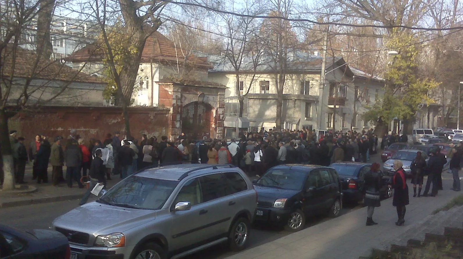 Sute de persoane stau la coadă în faţa Ambasadei României din Chişinău