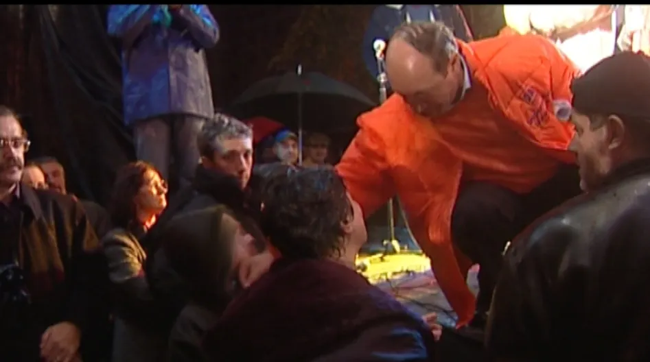 Traian Băsescu este acuzat că ar fi lovit un copil, în timpul unui miting la Ploieşti, în 2004. VEZI VIDEO