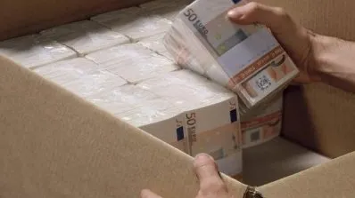 Doi indivizi înarmaţi au jefuit o bancă la Reşiţa