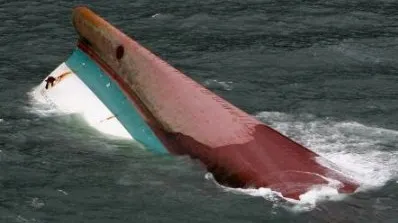  Un feribot indonezian cu peste 200 de persoane la bord s-a scufundat