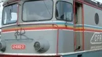 Un autoturism a fost lovit de un tren, în judeţul Bistriţa-Năsăud