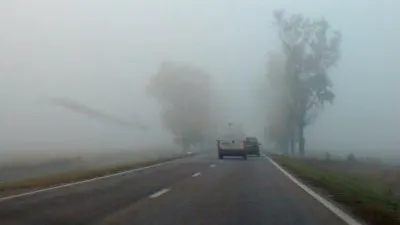 Circulaţia rutieră, îngreunată pe mai multe şosele naţionale, din cauza ceţii