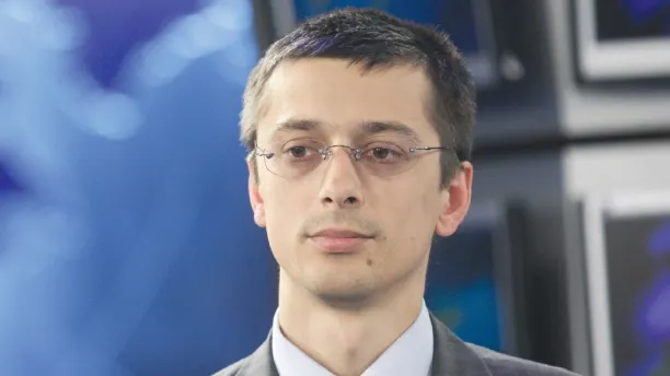 Remiterile din străinătate şi intervenţia BNR întăresc leul