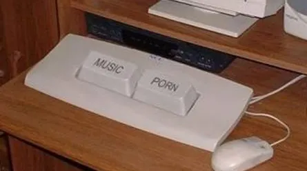 Toţi bărbaţii se uită la filme pornografice