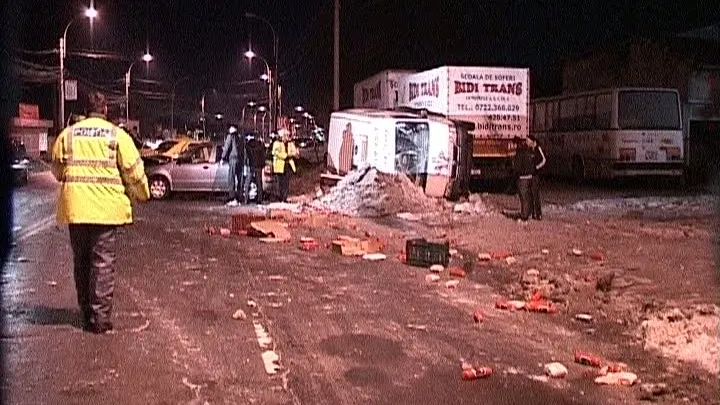 Trei maşini au fost implicate într-un accident din cauza poleiului