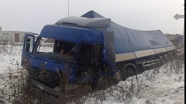 Ciocnire violentă între un tir şi un utilaj de deszăpezire, în Timiş - FOTO