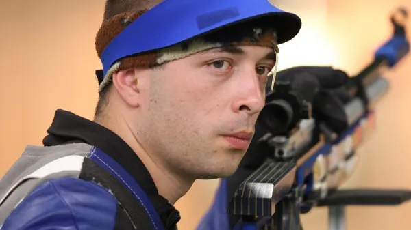 Vicecampionul mondial Alin Moldoveanu ţinteşte mai bine decât un lunetist