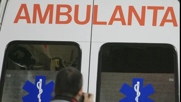 O ambulanţă s-a răsturnat de două ori pe un drum înzăpezit din judeţul Buzău
