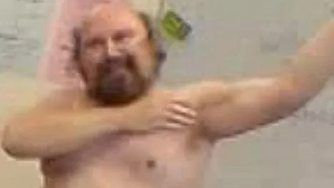 Un profesor britanic a fost concediat după ce a făcut striptease în clasă. VEZI VIDEO