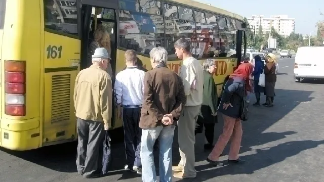 Zeci de cetăţeni din Republica Moldova au fost duşi la vot cu autocarele