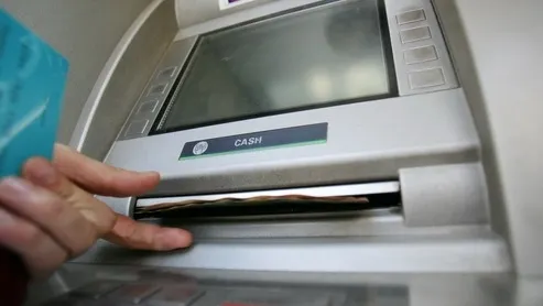 Trei tineri din Constanţa care falsificau carduri trimişi în judecată