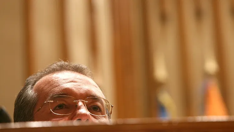 Boc îşi laudă fostul guvern picat de noii săi miniştri