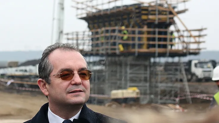 Programul de guvernare: Constituţie revizuită, autostrăzi, constrângeri salariale şi concedieri. Vezi priorităţile!