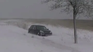 Pentru 20 de ore petrecute în maşina înzăpezită, o femeie a depus plângere penală împotriva prefectului de Galaţi