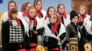 Festivalul de Datini \"Florile Dalbe, Flori de Măr\" a avut loc în oraşul mureşean Ungheni