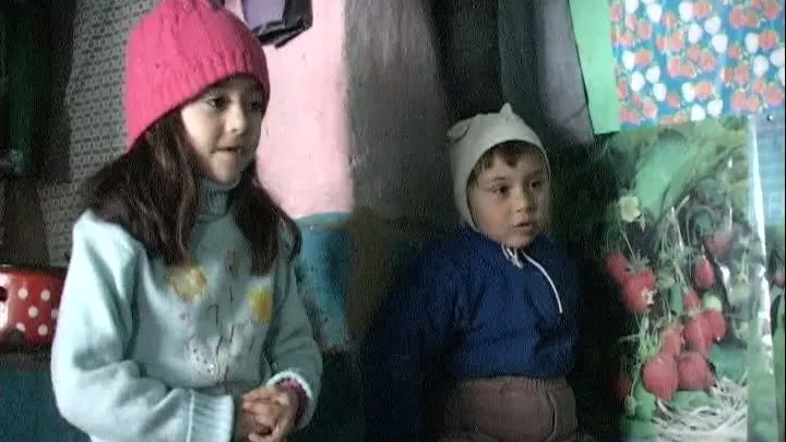 În familiile mai sărace, Moş Crăciun a venit la copii doar cu o pungă de pufuleţi