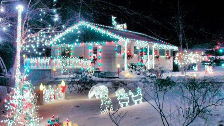 Braşovenii se întrec în decorarea vilelor sau blocurilor cu instalaţii luminoase
