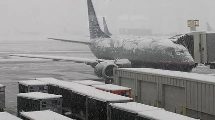 Sute de români au rămas blocaţi mai bine de 24 de ore pe aeroporturile din Europa