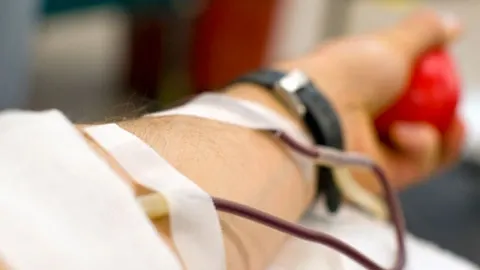 Donatorii de sânge se îngrămădesc la centrele de recoltare, pentru un ban în plus