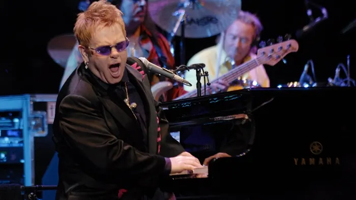 Biletele la concertul Elton John costă între 90 şi 650 de lei