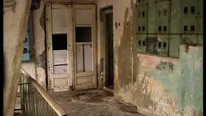 Sute de familii din Vaslui locuiesc în garsoniere mici şi pline de igrasie 