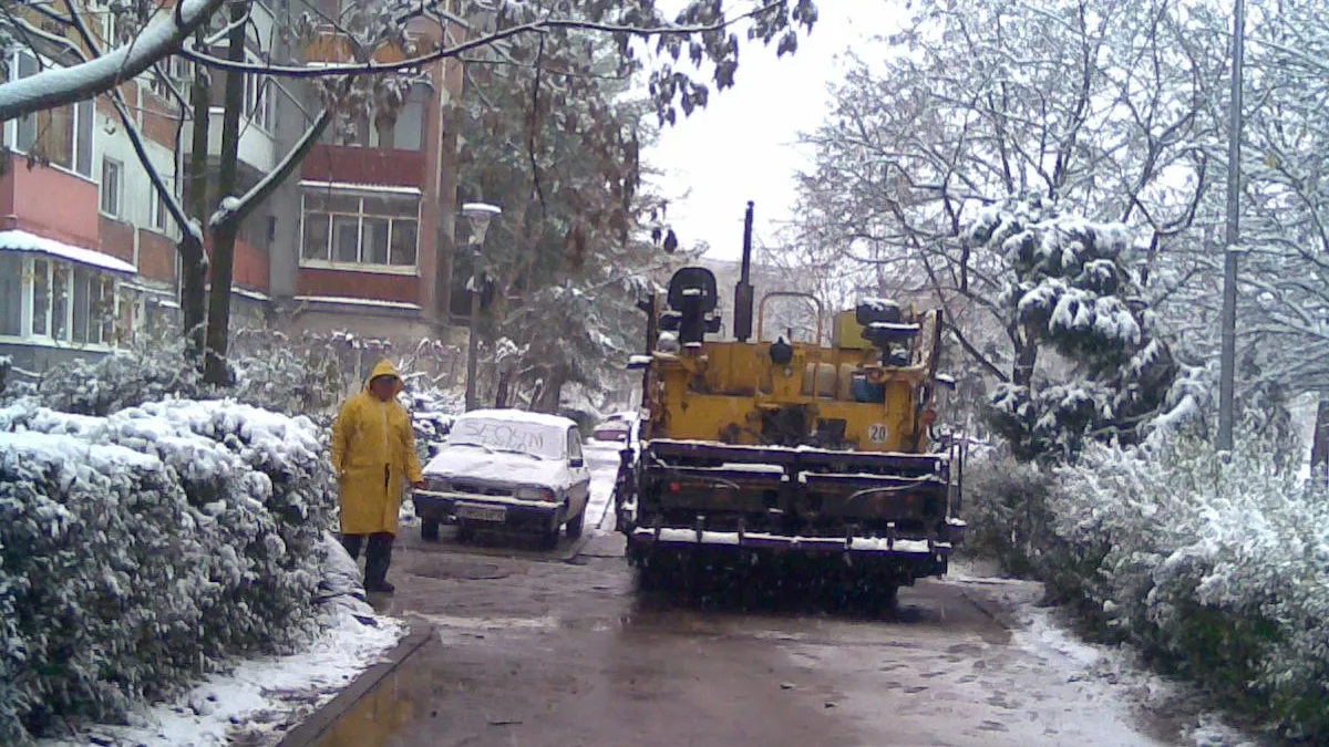 Culmea deszăpezirii: Asfaltare pe ninsoare la Timişoara. VEZI FOTO