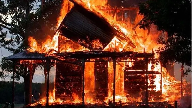 O casă din Maramureş a ars din temelii