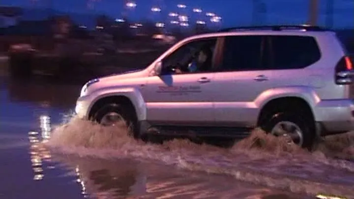 Inundaţii în Baia Mare, după ce un râu blocat de gunoaie a ieşit din matcă