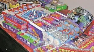 Zeci de comercianţi vând ilegal petarde şi pocnitori pe şoseaua Colentina