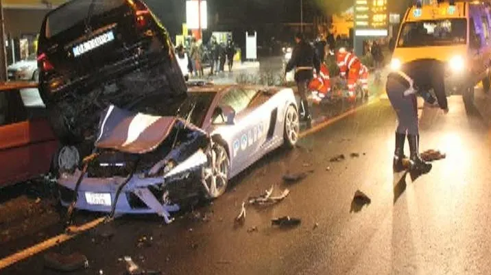 Un poliţist italian a distrus cea mai scumpă maşină din dotarea poliţiei rutiere