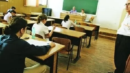 Aproape 3,5 milioane de elevi au intrat, luni, în vacanţa de iarnă