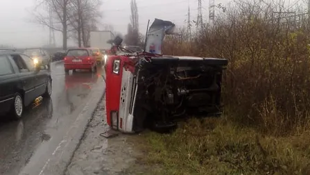Un microbuz cu 17 pasageri s-a răsturnat în Sibiu